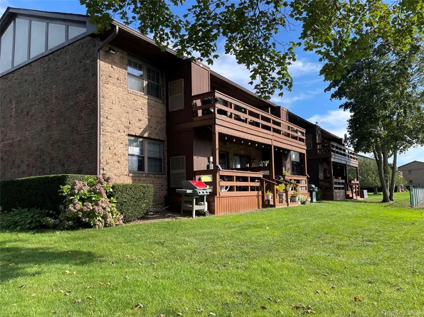 107 Mariners Way, Copiague, NY 11726