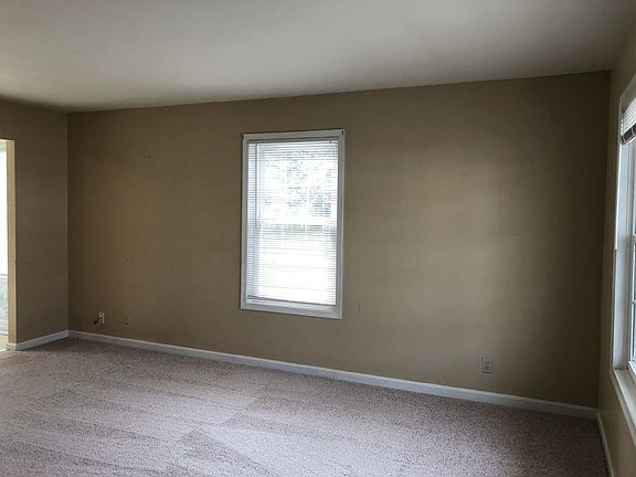 5th image of 200 Surry Ln