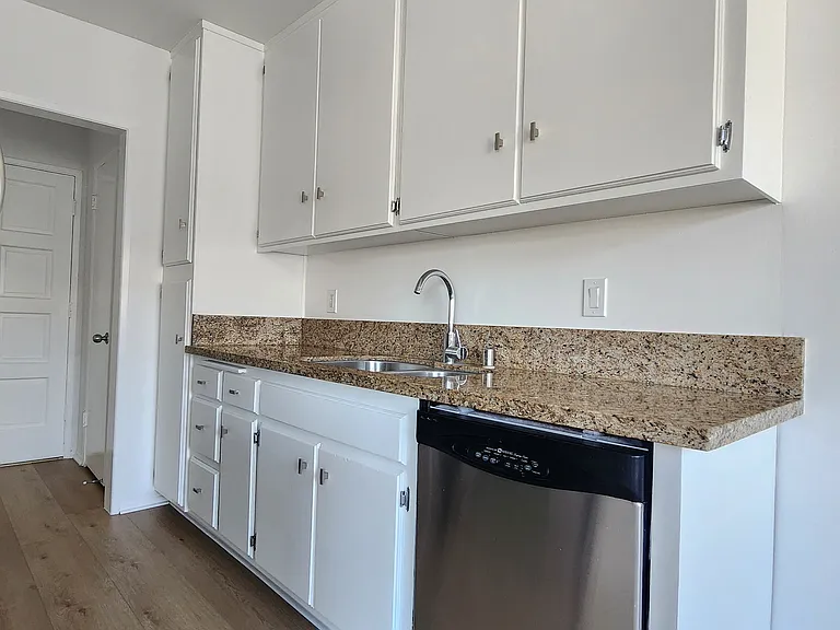 1310 Wellesley Ave — Photo 20