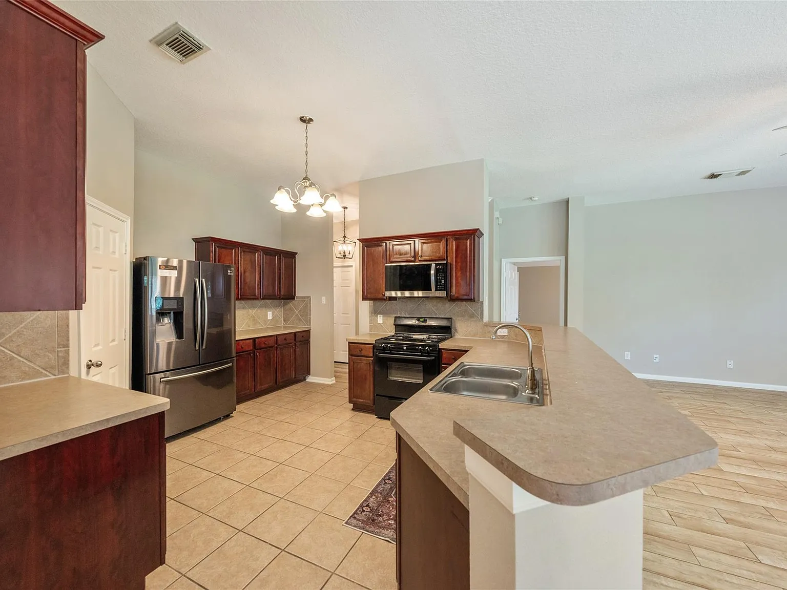 3 bed, 2.0 bath, 2206 sqft, $2,250 — Photo 4