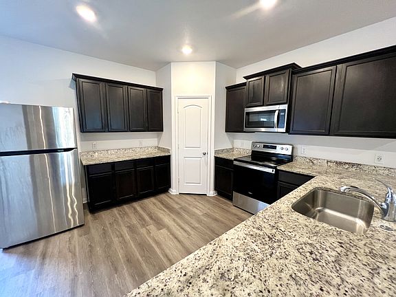 5th image of 605 Riverdale Dr