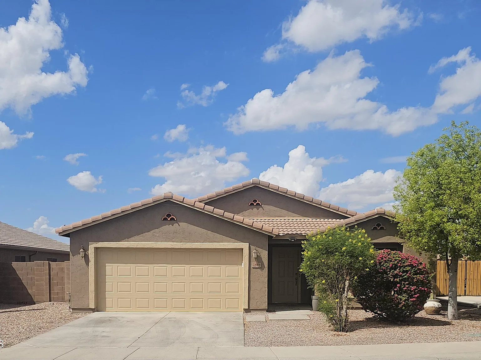 4 bed, 2.0 bath, 2075 sqft, $2,000 — Photo 2