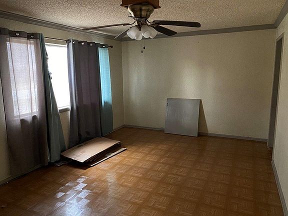 4th image of 3912 Lakewood Dr