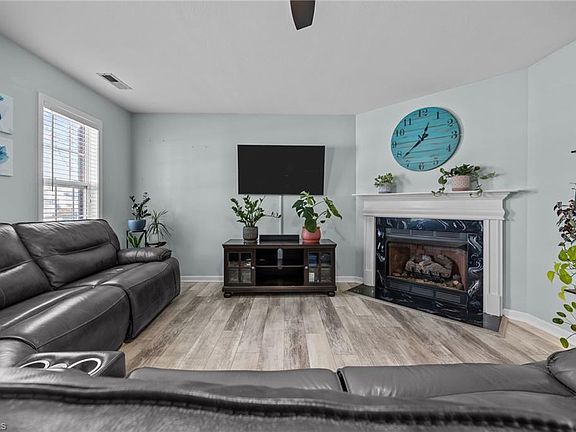 4th image of 184 Townpark Dr