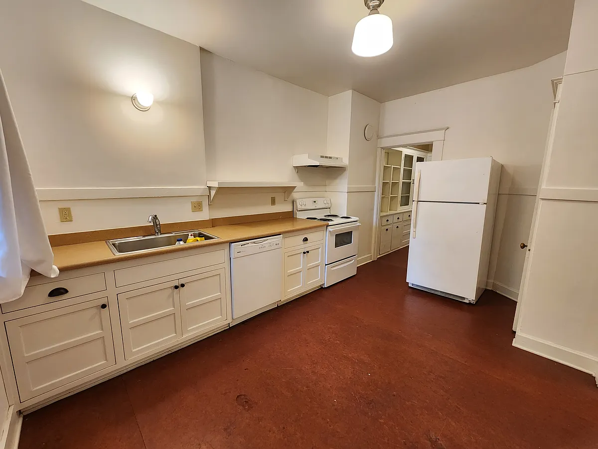 Photo 1 of 13 - 2068 NW Flanders St #2 - Portland, OR Primary Photo - 2068 NW Flanders St #2