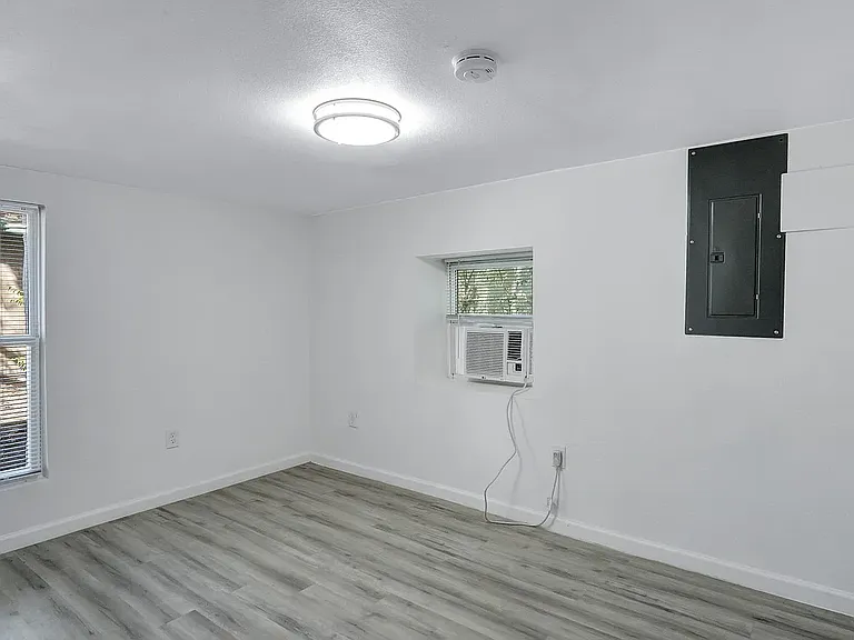 2735 Stuart Dr — Photo 11