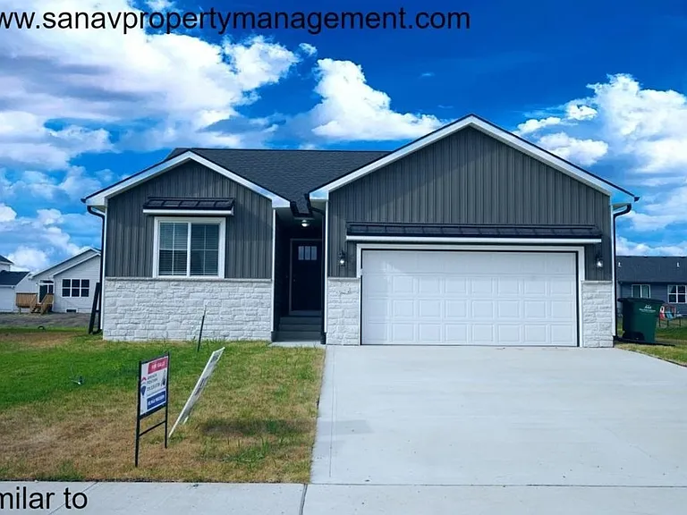 690 SE Mesa Dr — Photo 1