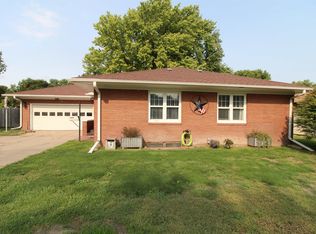 1011 Blaine St, Holdrege, NE 68949