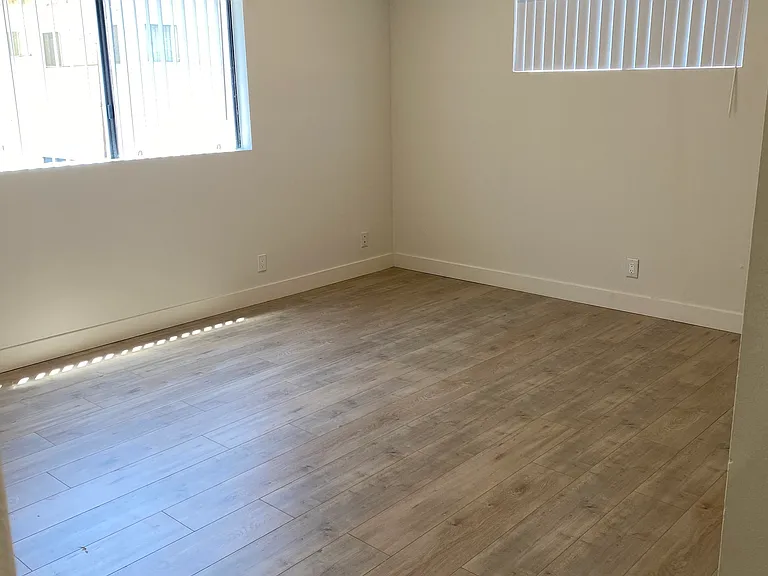 12840 Moorpark — Photo 34