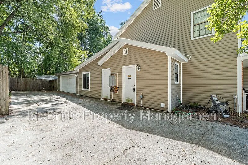 4 bed, 2.5 bath, 2429 sqft, $2,795 — Photo 4