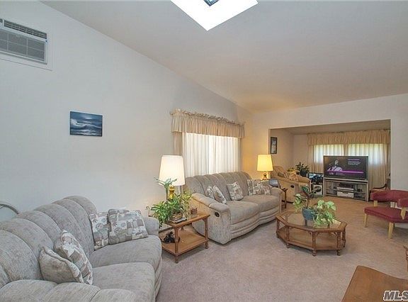 2nd image of 31 Greenvale Ln