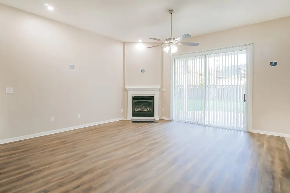 4 bed, 2.0 bath, 1954 sqft, $2,385 — Photo 4