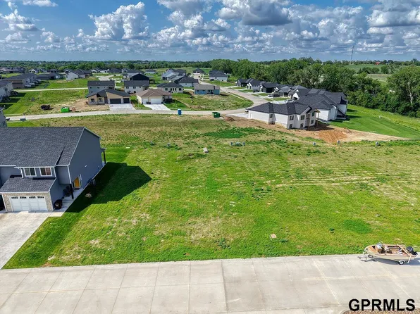 1942 Titan Pl, Hickman, NE 68372