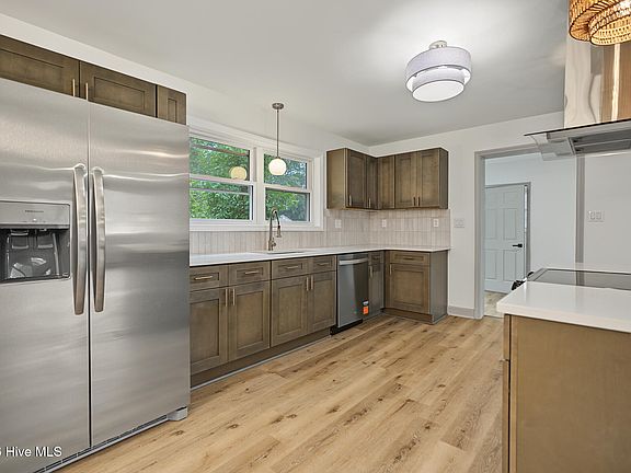2nd image of 125 Sharon Road