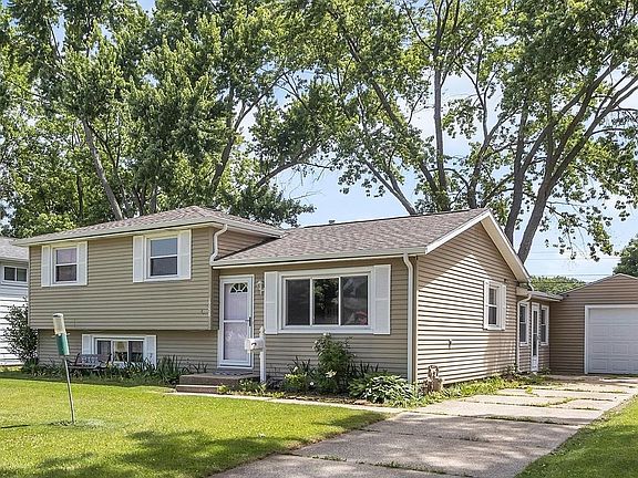 2nd image of 1758 Crestwood Blvd