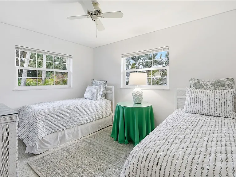 725 Dahlia Ln — Photo 17