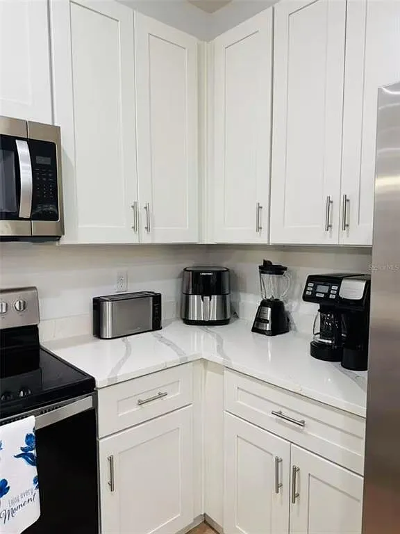 3 bed, 2.0 bath, 3527 sqft, $1,995 — Photo 3