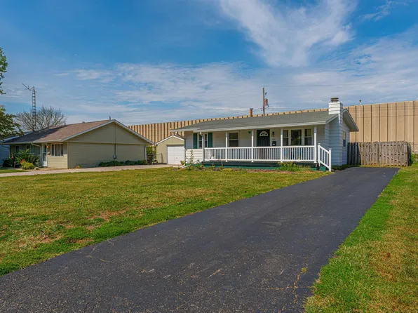 320 Welch Dr, Lincoln, IL 62656