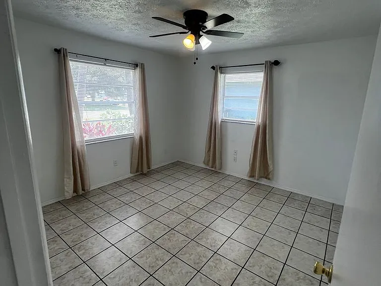 173 SE Fallon Dr — Photo 5
