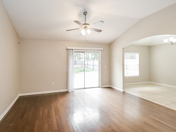 4th image of 1828 Creekview Dr
