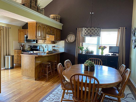 5th image of 1028 NE Kenwood Ct