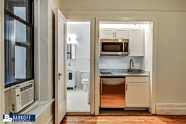 Rented by Barkoff Residential 