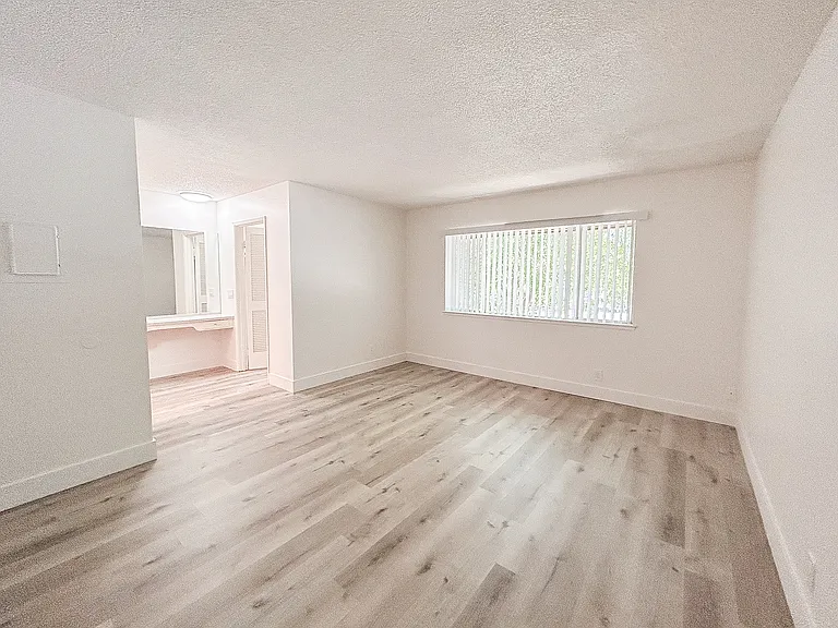 Saratoga Apartments — Photo 8