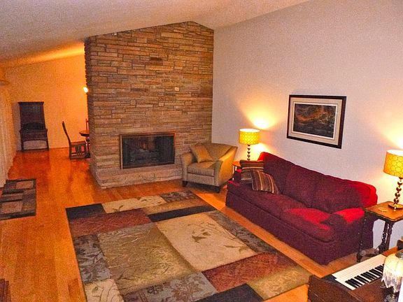 3rd image of 1109 Clark St