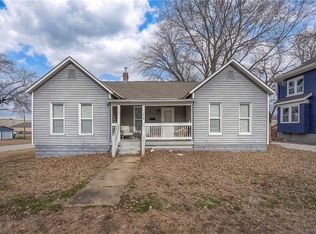 210 W Piankishaw St, Paola, KS 66071