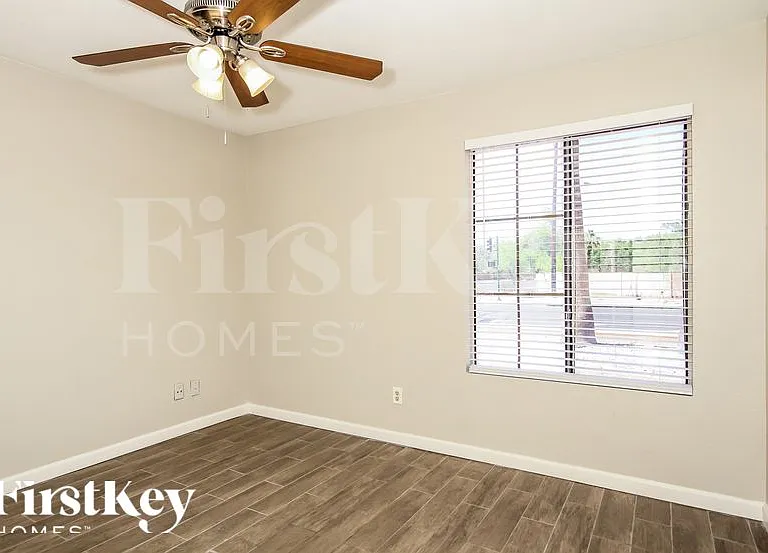 4237 W Grovers Ave — Photo 9