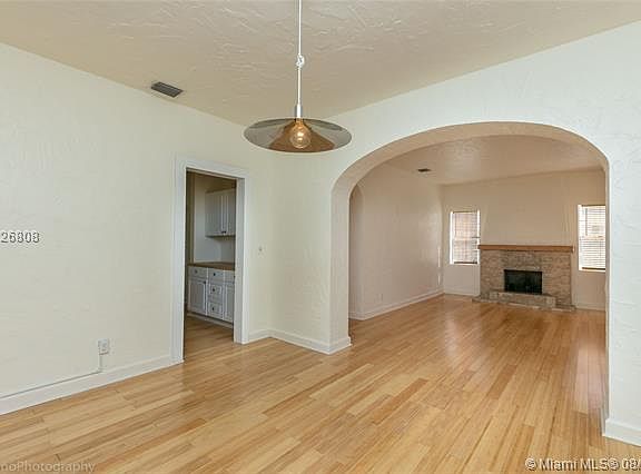 3rd image of 525 Giralda Ave