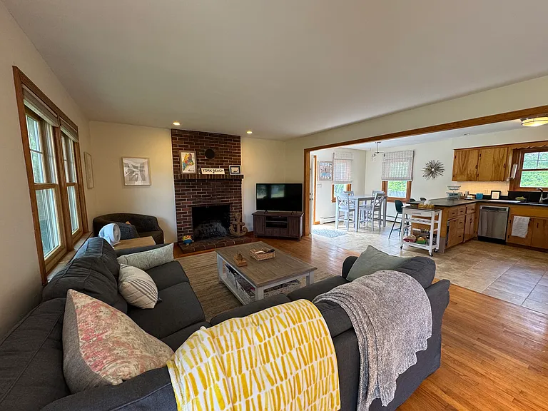 15 Iris Ave — Photo 8