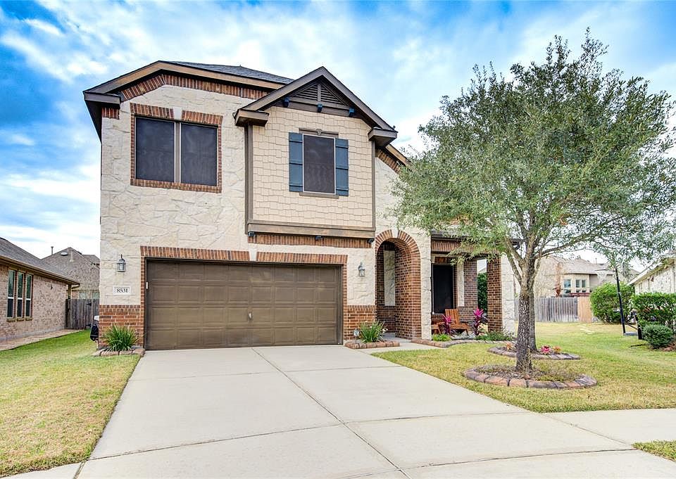 This energy efficient 4 bdr/2.5 bath is sitting on cul-de-sac, in a gated and guarded community.