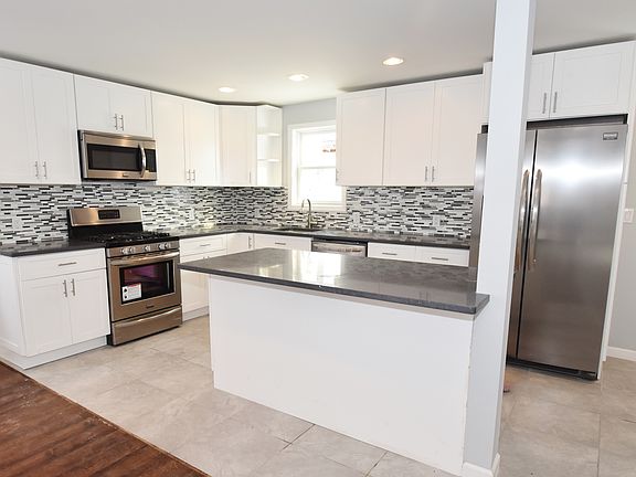 4th image of 140 Dubois Ave