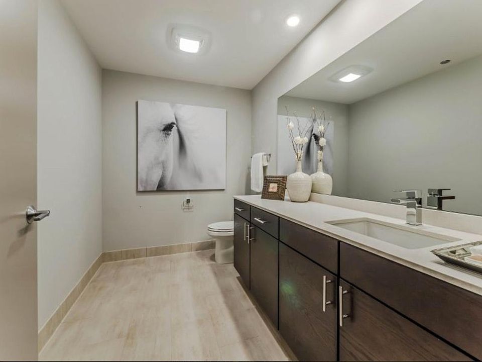 1st image of 474 E Illinois St #401