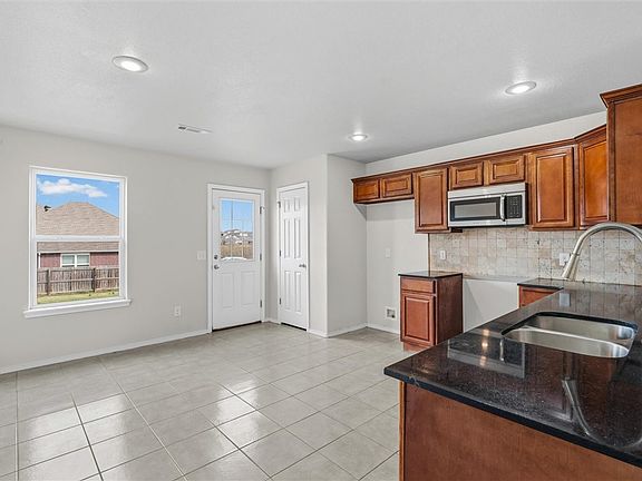 4th image of 503 Driftwood St