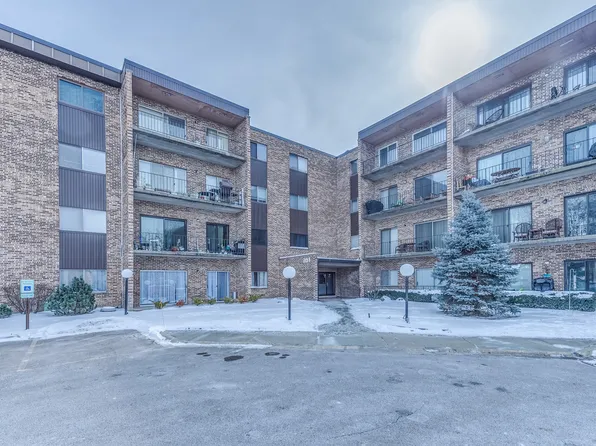 701 W Huntington Commons Rd APT 103, Mount Prospect, IL 60056