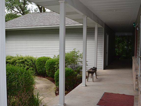 Front porch w/breezeway