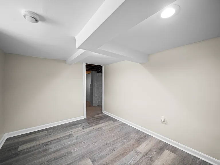 70 Lambert St — Photo 34