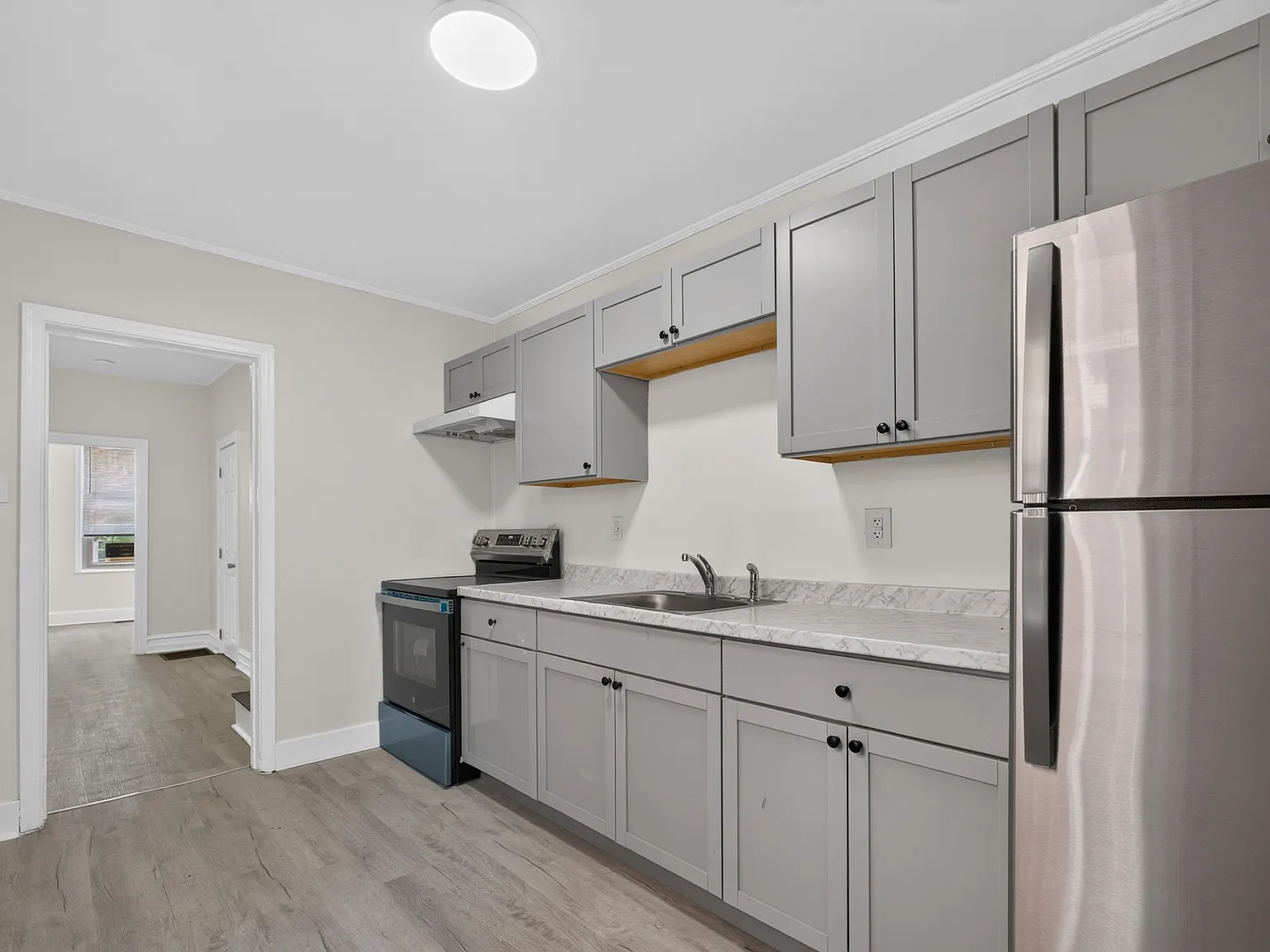 3 bed, 1081 sqft, $1,900 — Photo 2