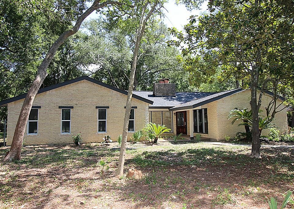 1st image of 302 Lakeshore Dr
