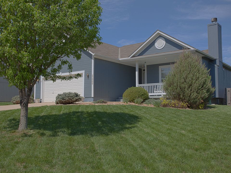 Great Curb Appeal! 