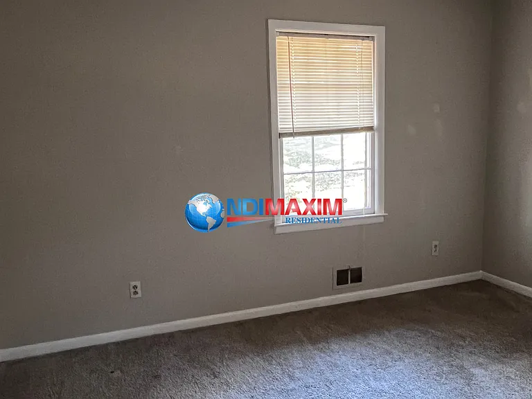 2082 Windsor Ln — Photo 9