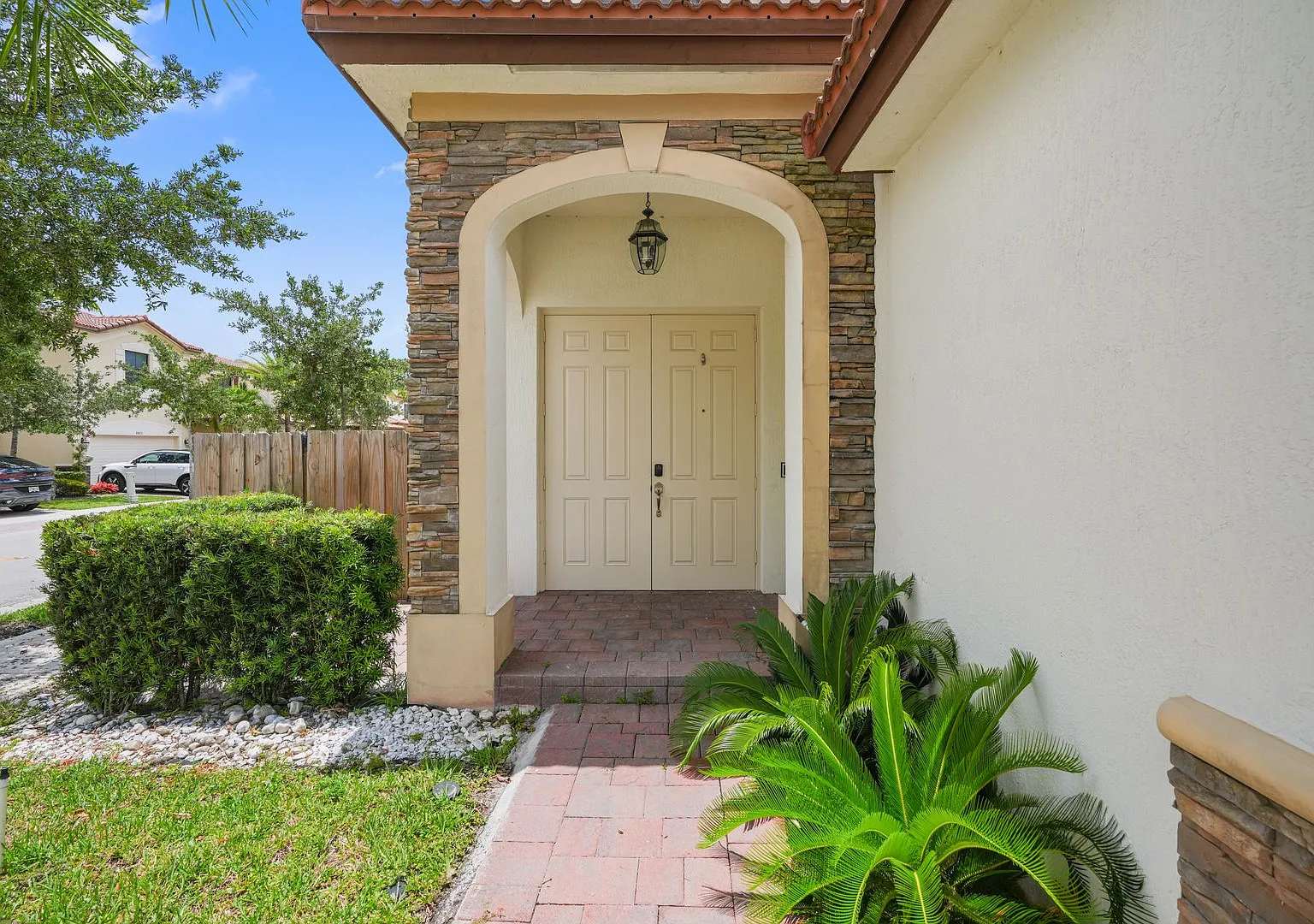 Luxury Furnished Rental in Doral 12 or 7-Month Lease Option — Photo 3