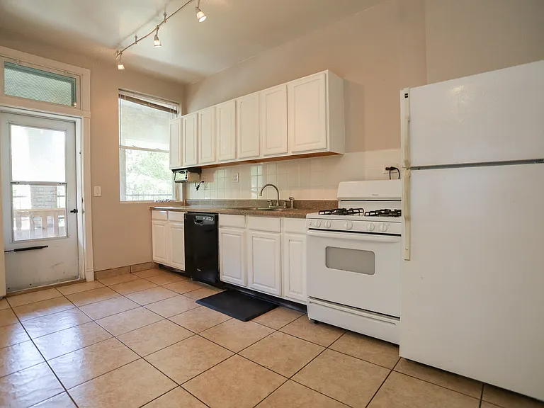 1449 W Argyle St #2 — Photo 2