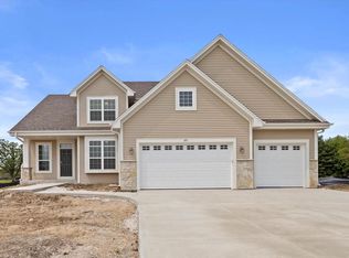 877 Brockway Dr, Mukwonago, WI 53149