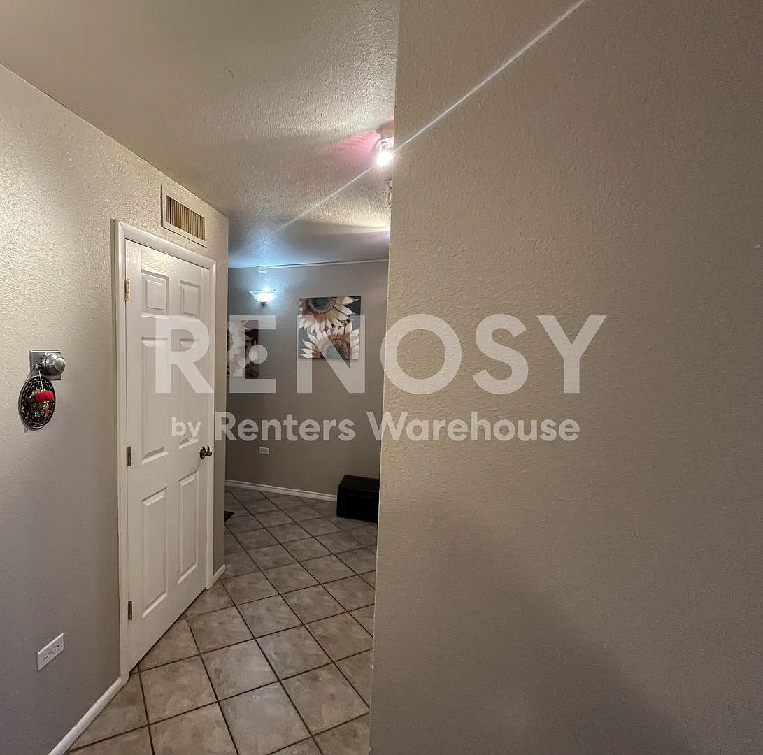 Stunning 2 Bed 2 Bath Apartment downtown that includes parking! — Photo 2