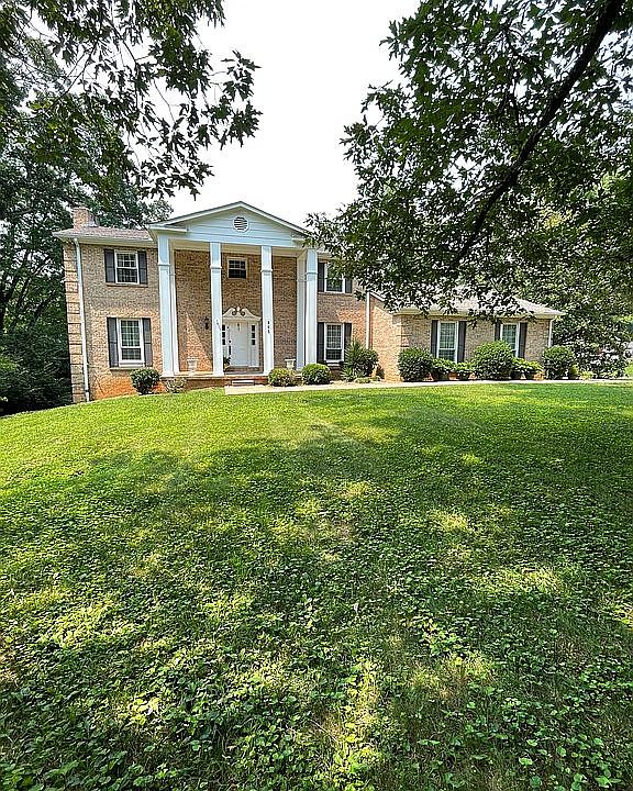 1st image of 903 N Briarcliff Cir