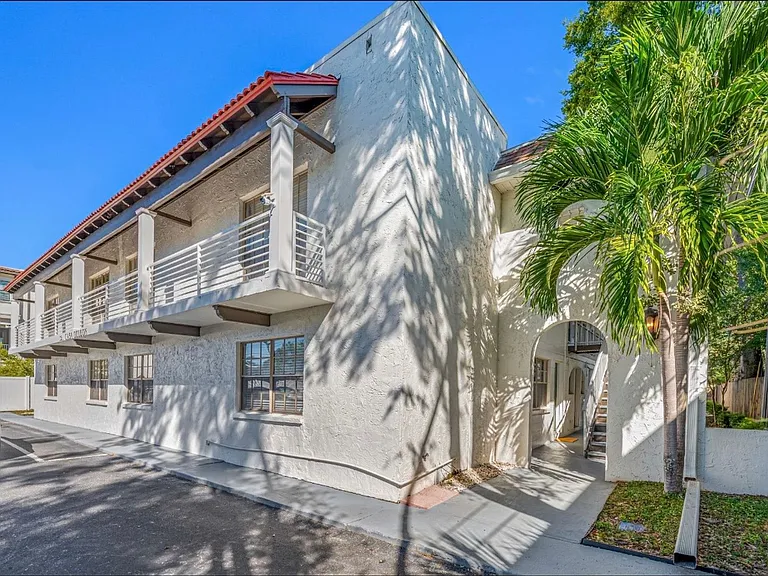 3211 W De Leon St — Photo 54
