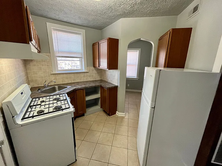 2221 Jones St — Photo 11